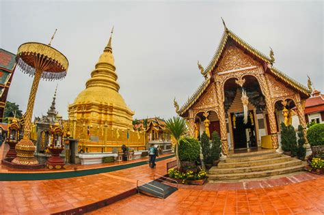 Haripunchai Buddha: A Masterpiece of Sukhothai Gold and Emerald Enchantment!